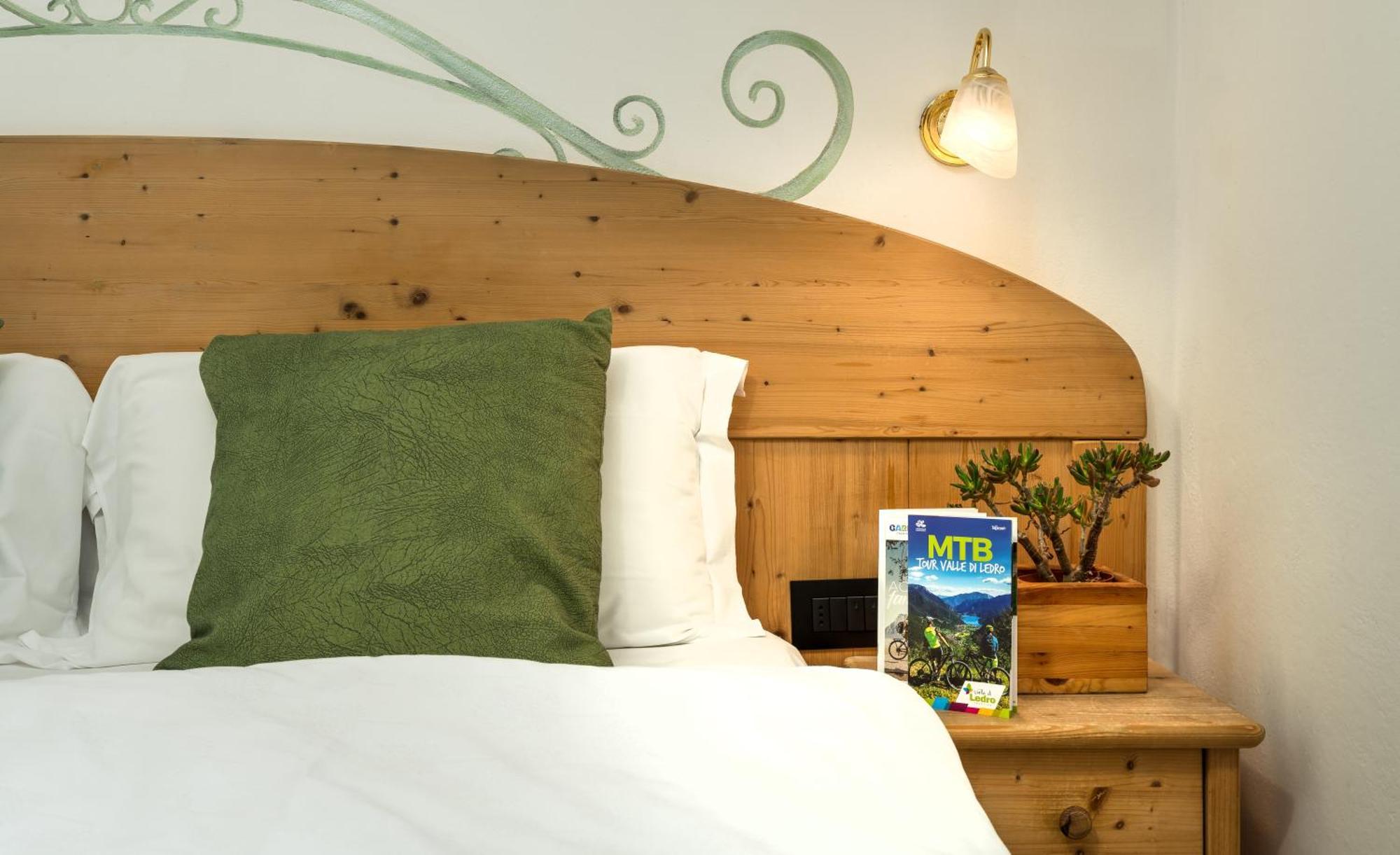 Albergo Alla Costa Bezzecca Ngoại thất bức ảnh