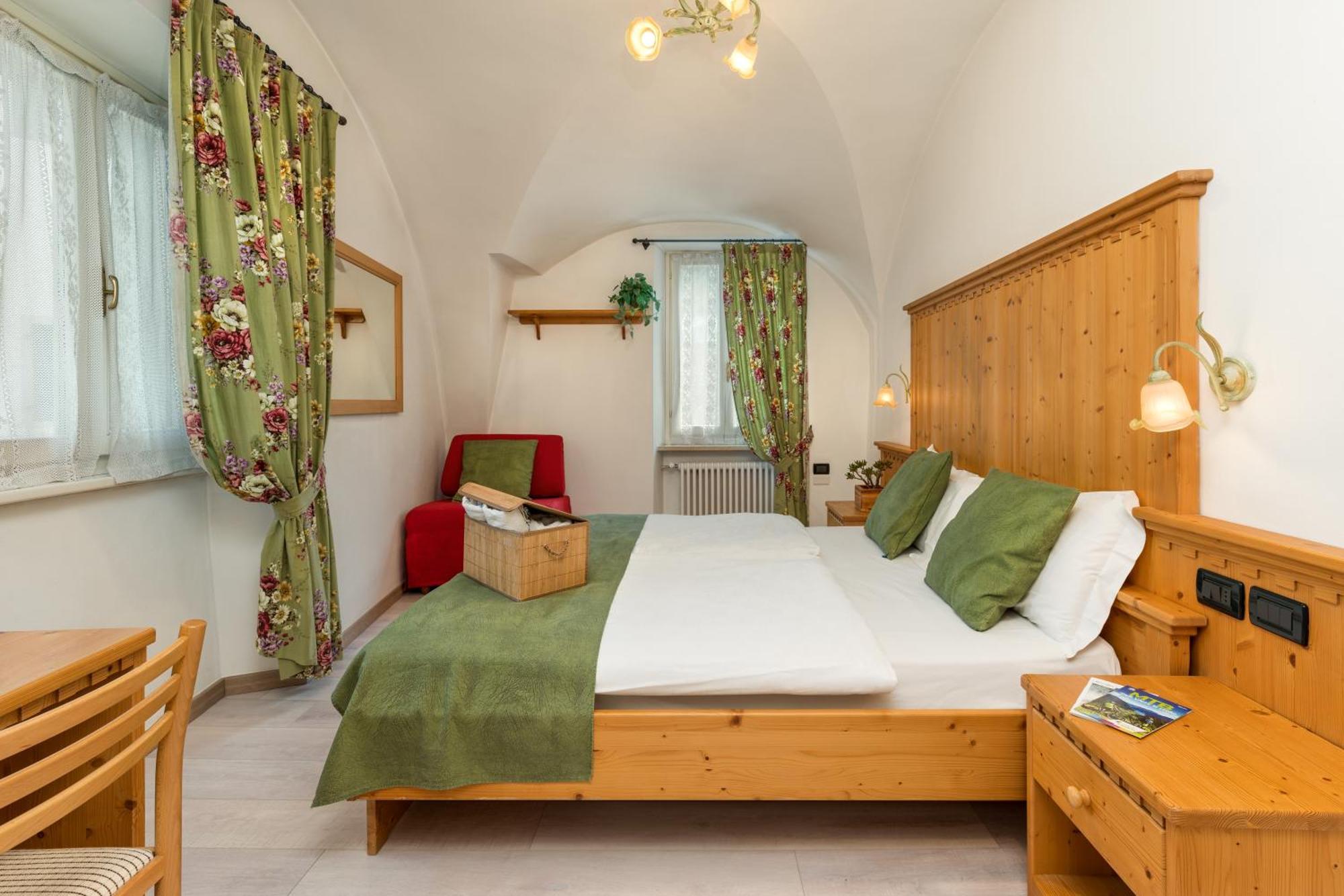 Albergo Alla Costa Bezzecca Ngoại thất bức ảnh